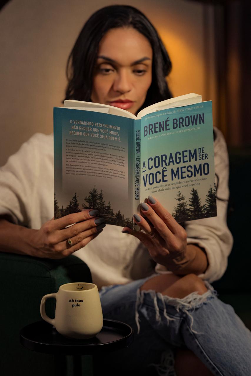 Aluna em momento de leitura e autoconhecimento